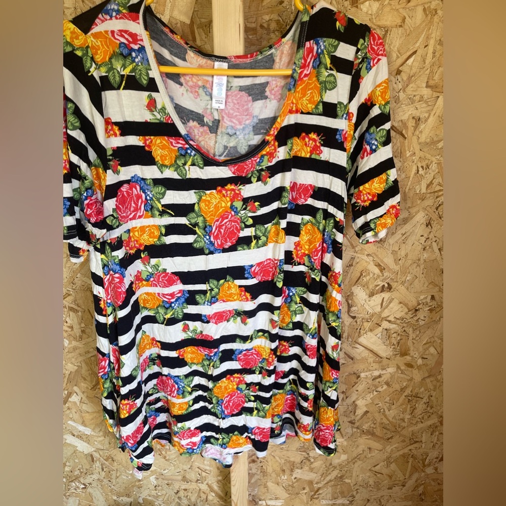 Lularoe flowers med top